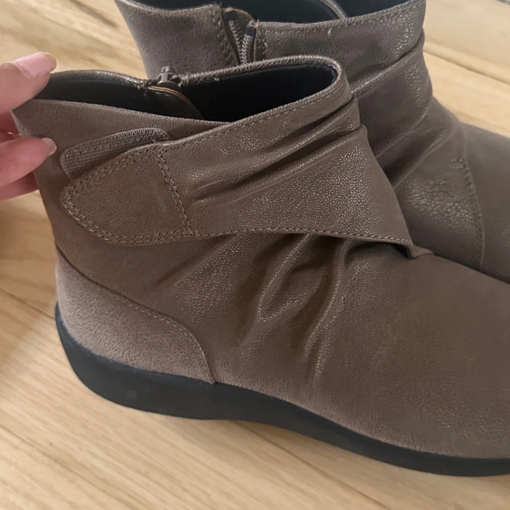 Clarks Cloudsteppers Sillian Tana pewter Ruched Ankle Booties 7.5 new - Picture 3 of 6